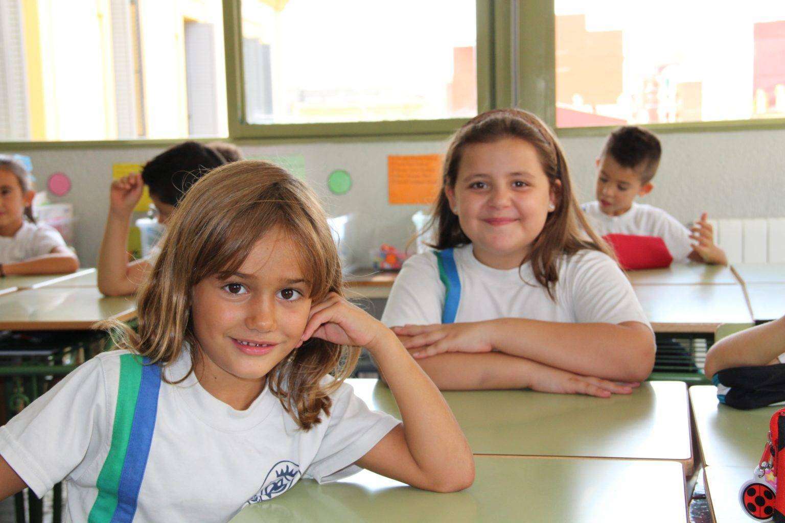 Niños felices el primer día del curso en Pureza de María Grao,