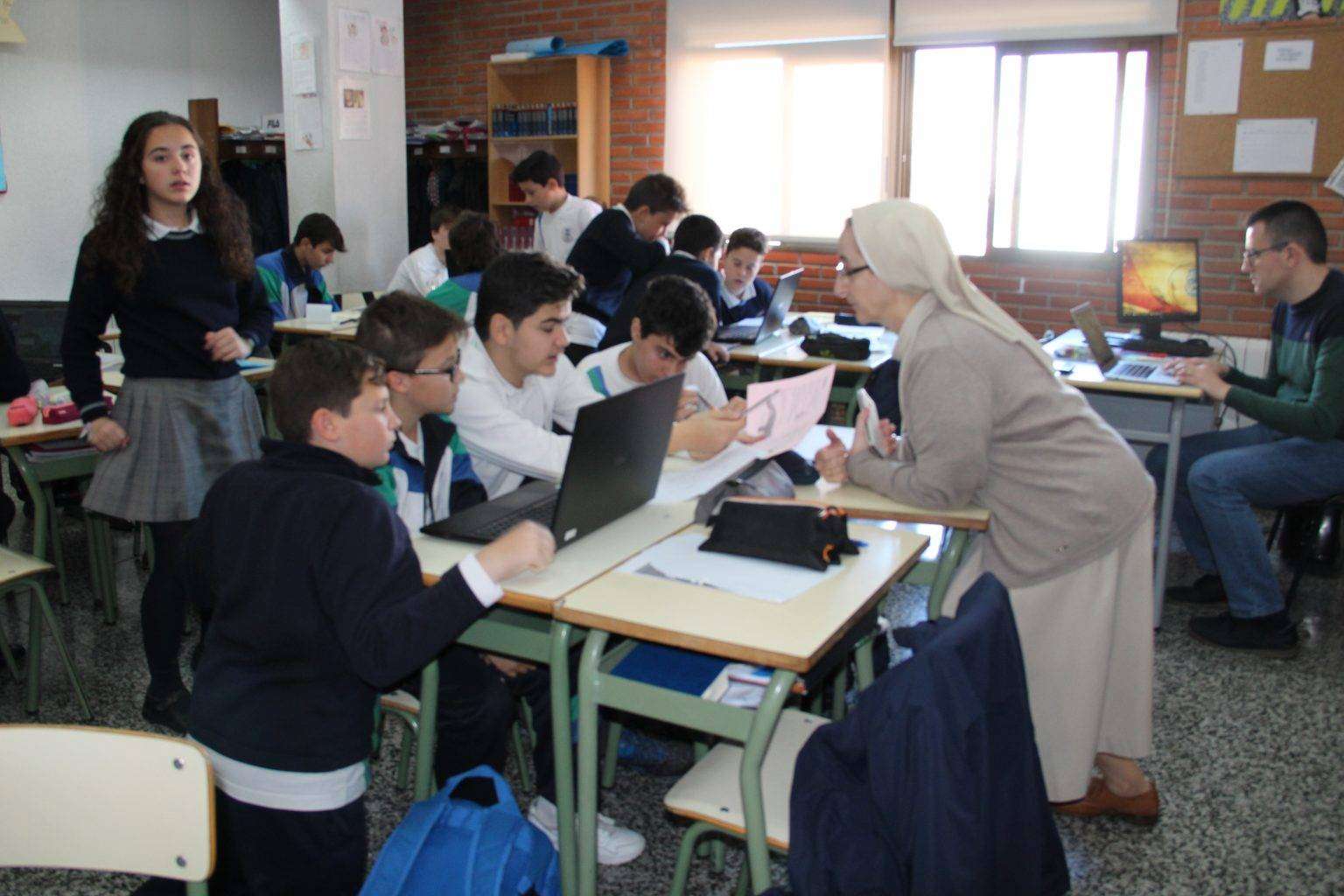 alumnos de la ESO trabajo cooperativo con ordenadores. Colegio Pureza de María Grao