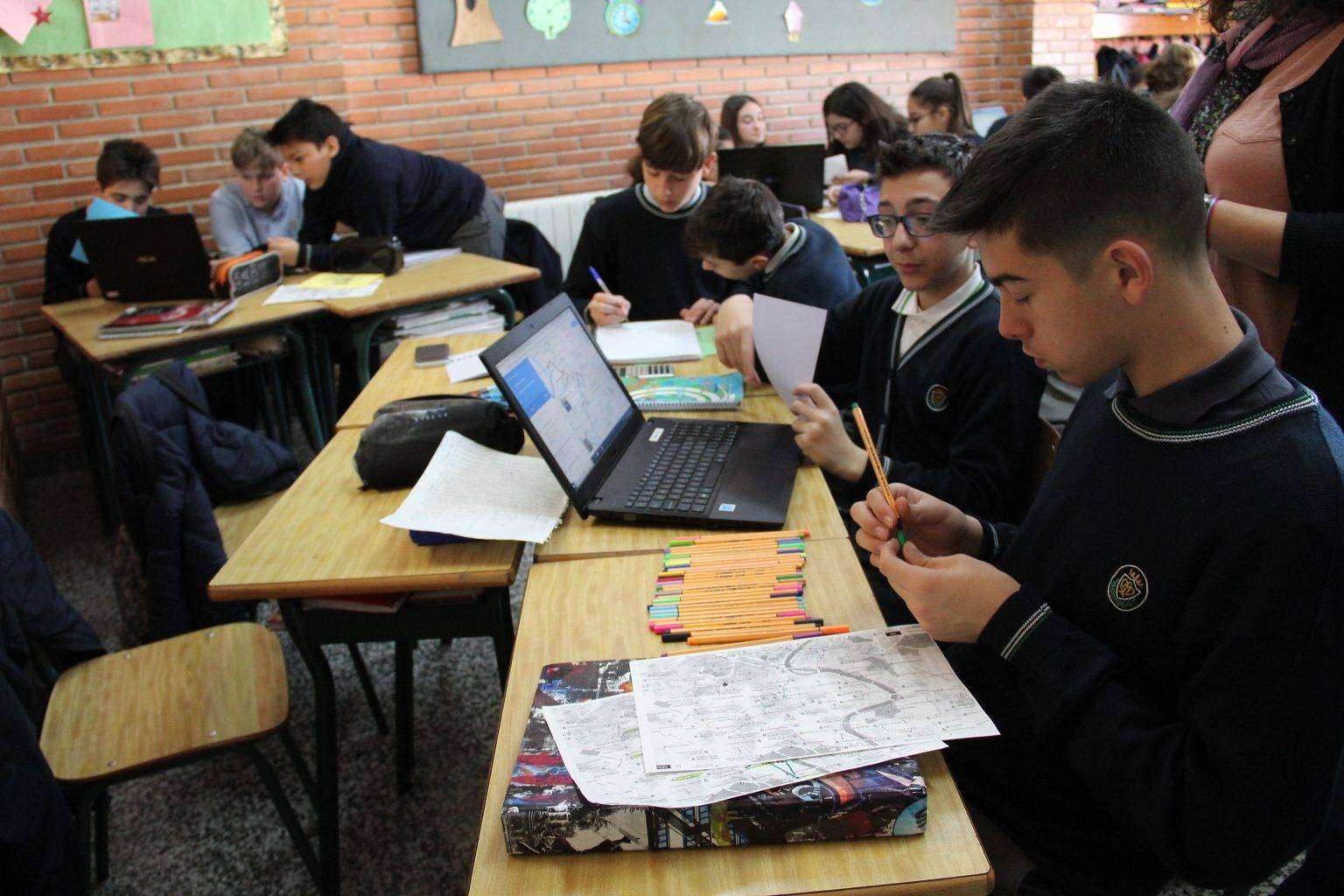alumnos ESO usando TICS en el trabajo cooperativo. Colegio Pureza de María Grao