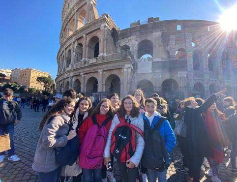 Alumnas en el coliseo romano